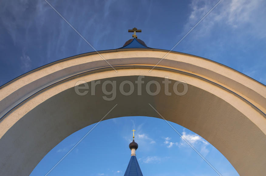 Арка, православные кресты, небо, свет, символы, вера. Фрагмент Св.-Никольской церкви