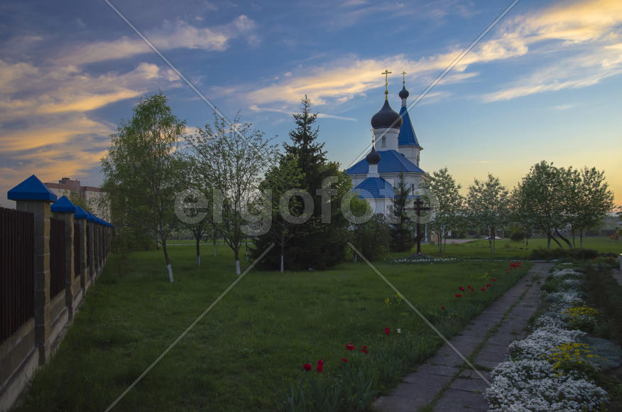 Беларусь, Минск: Свято-Никольская церковь в лучах заходящего солнца