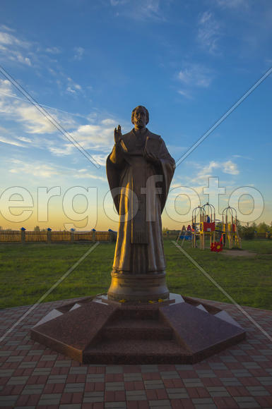 Святой Николай. Статуя на фоне заката