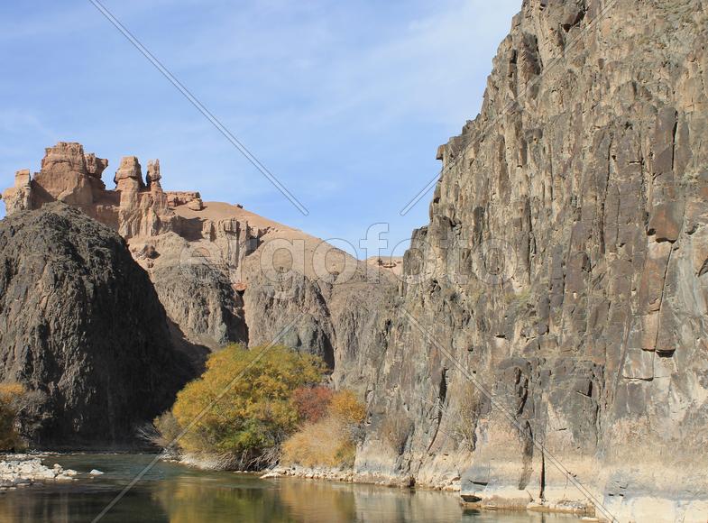 Замок над рекой