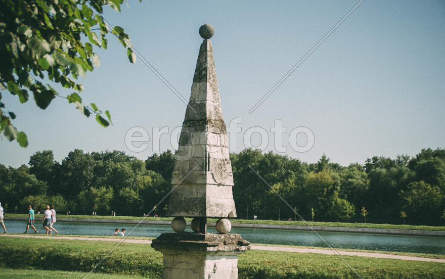 Абстрактная. Статуя