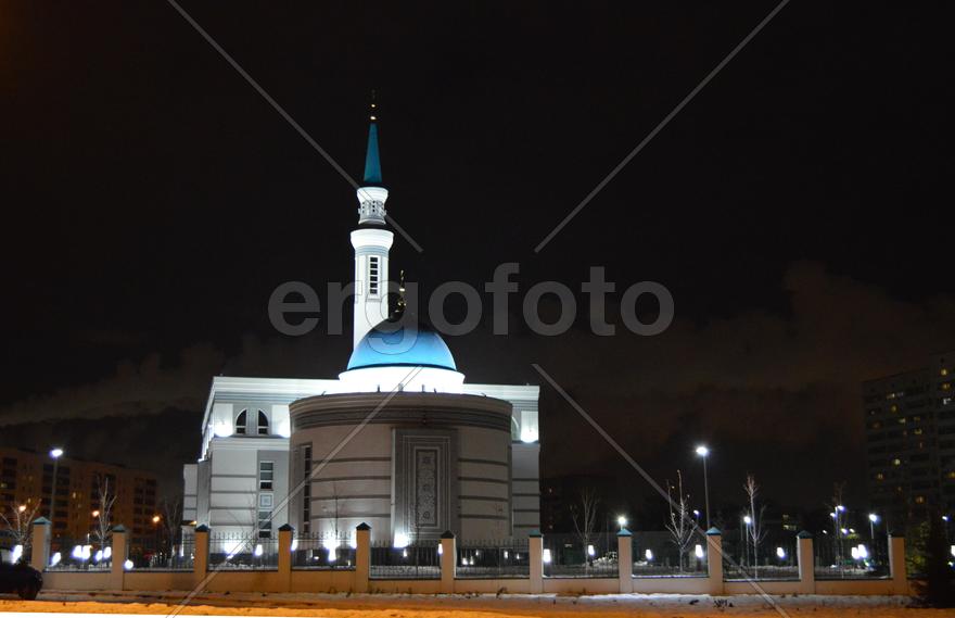 Казань. Мечеть "Ярдэм" освещений ночными огнями. 