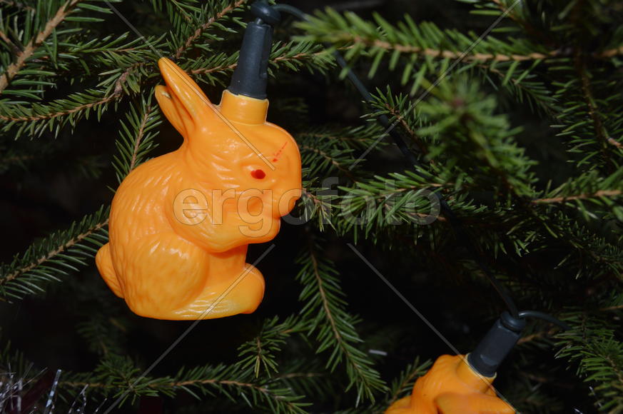 Елочная игрушка на елке 