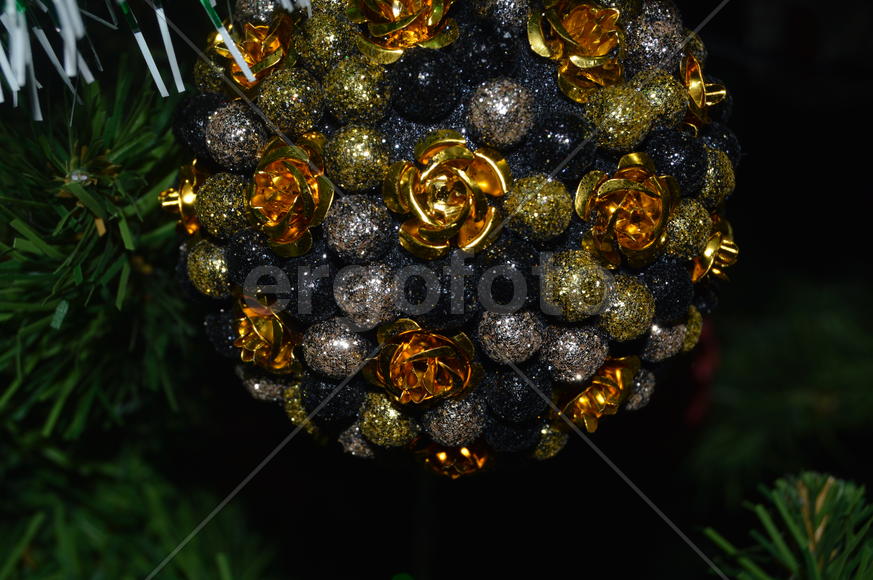 Елочная игрушка на искусственной елке 