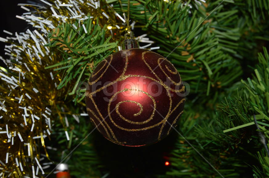 Елочная игрушка на искусственной елке 