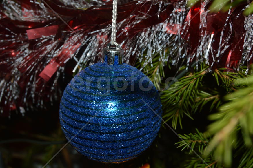 Елочная игрушка на елке 