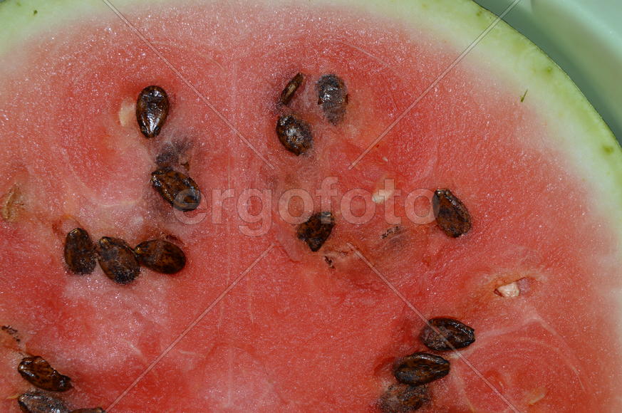 Спелый красный арбуз в разрезе 