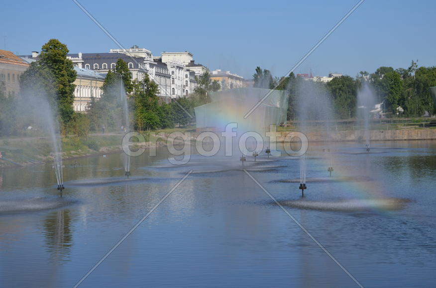 Радуга уходит в воду