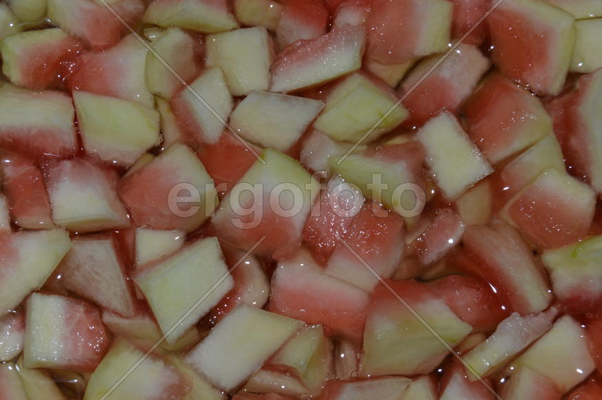 Варенье из арбуза: первоначальная  стадия нарезка кусочков