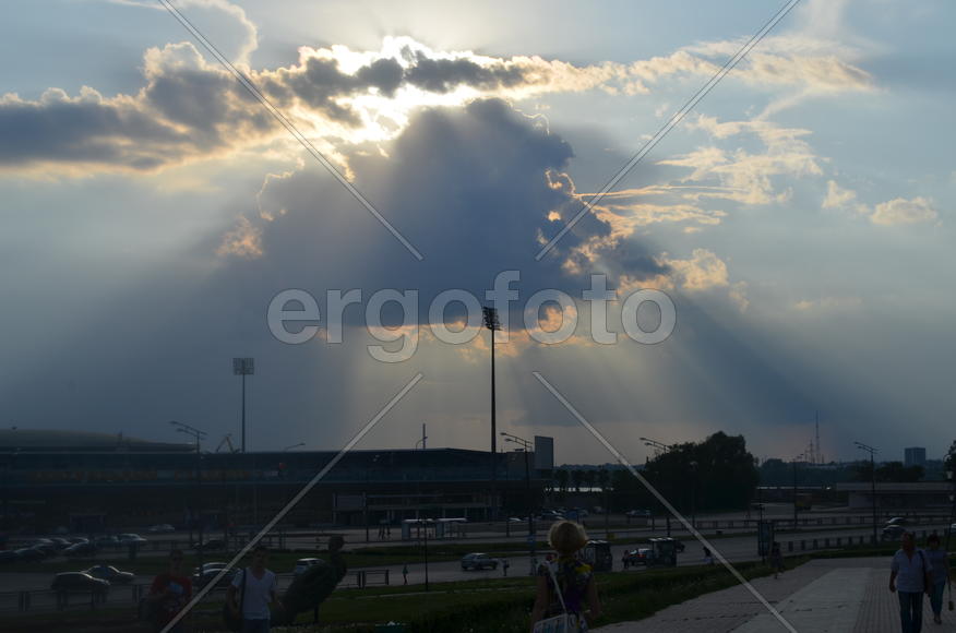 Голубые облака освещенные лучами солнца над городом 