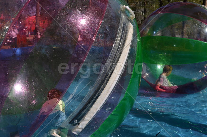 Аттракционы детские: водные шары. Девочка в шаре
