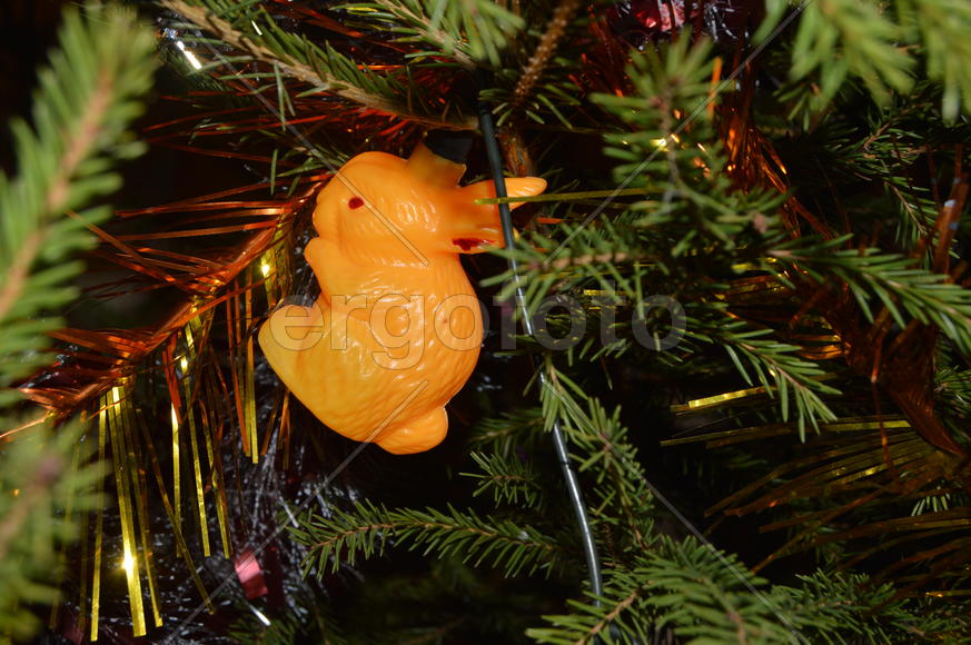 Елочная игрушка на елке 