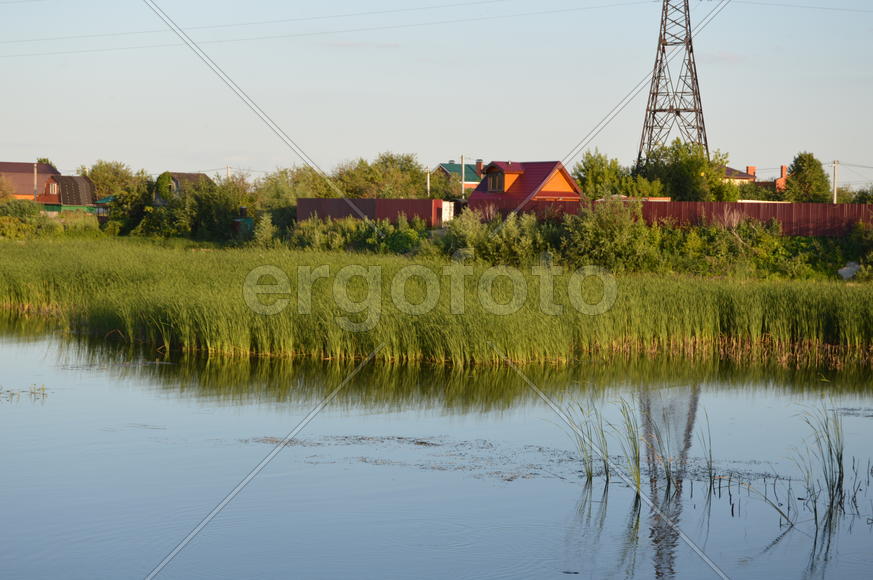 Пейзаж озера с отражением на воде 
