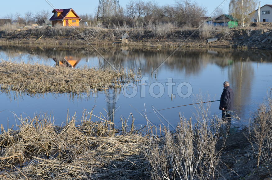 Рыбак на озере