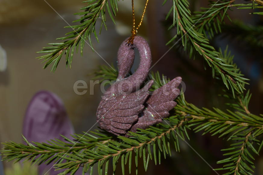 Елочная игрушка на елке 