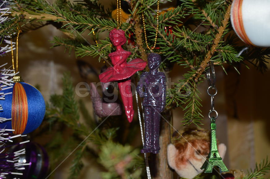 Елочная игрушка на елке 