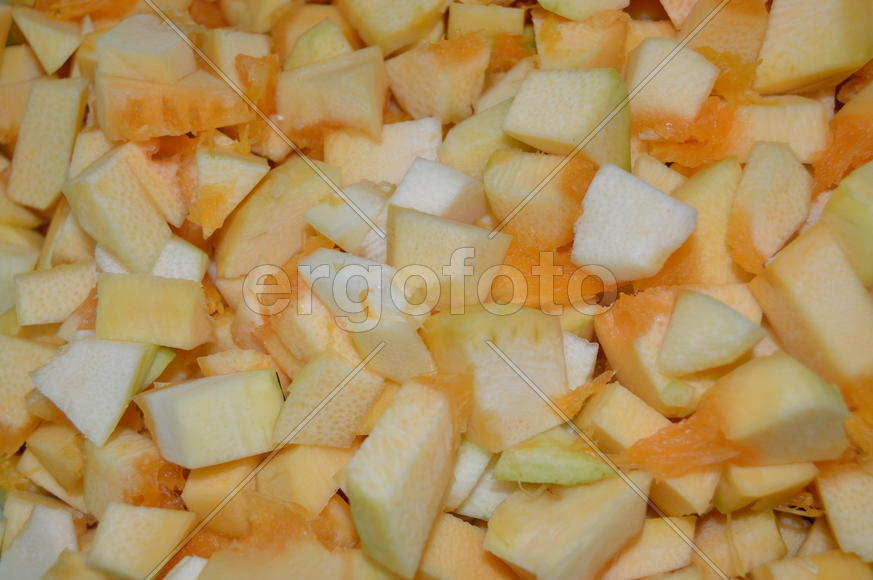 Резанные чищенные кабачки для приготовления варенья 