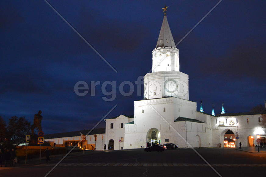 Вечерняя Казань. Казанский Кремль: Спасская башня. Вид с площади Первомайская