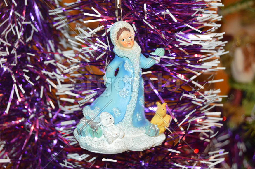 Елочная игрушка на искусственной елке 