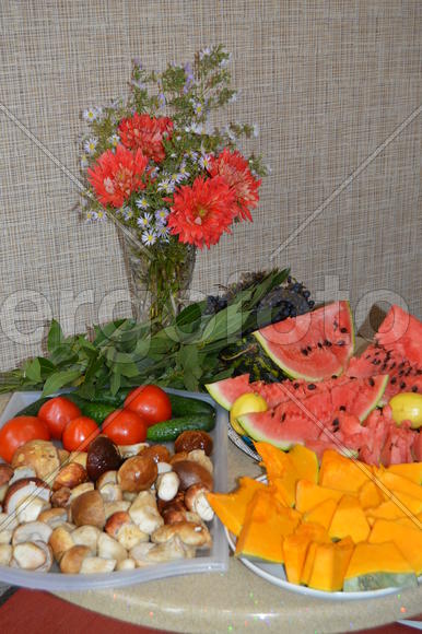 Осенний натюрморт с грибами, цветами, овощами и фруктами