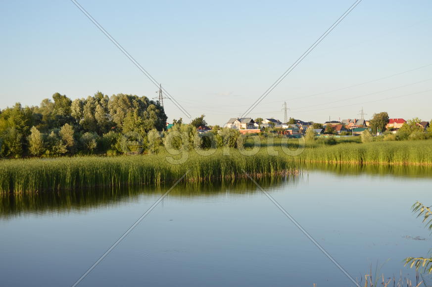 Пейзаж озера с отражением на воде 