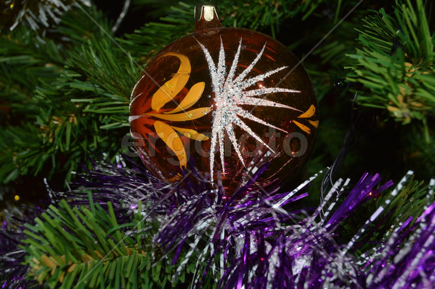 Старая советская игрушка на искусственной елке 