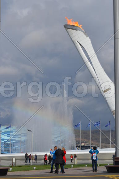 Сочи. Олимпийский огонь. Светомузыкальный фонтан. Радуга