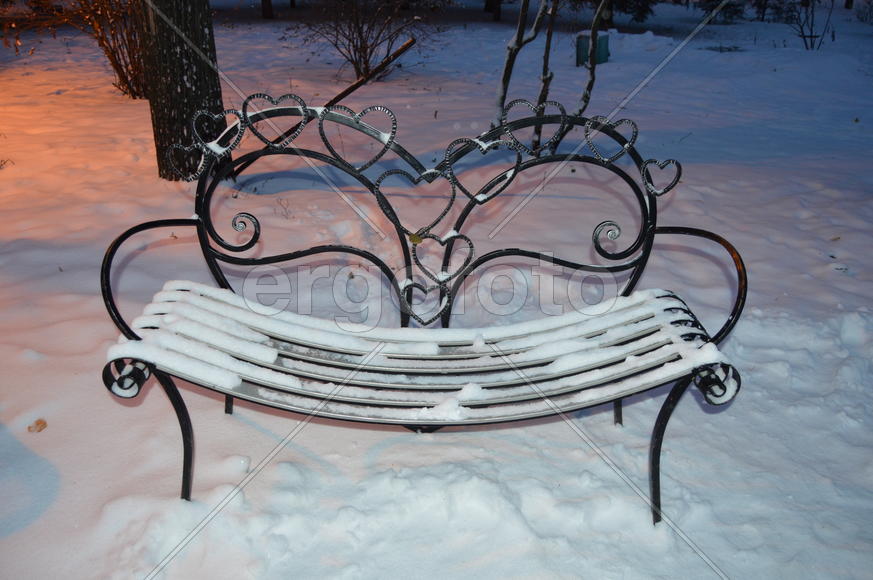 Казань. Лавочка для влюбленных в зимнем парке 