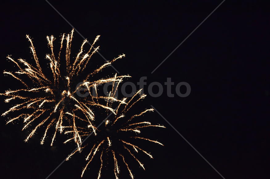 Салют в ночном небе