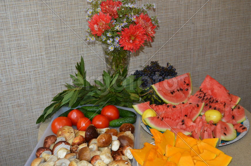 Осенний натюрморт с грибами, цветами, овощами и фруктами