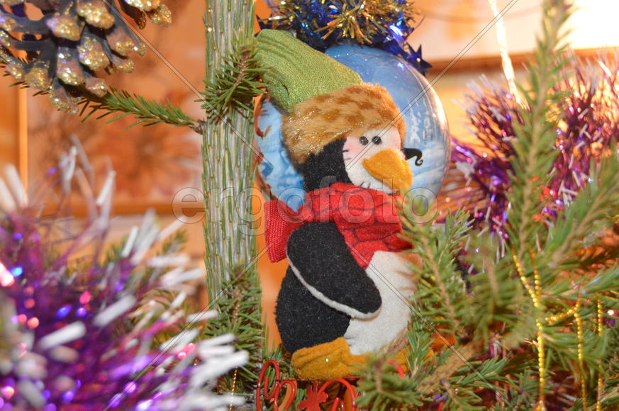 Елочная игрушка на елке 