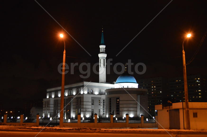 Казань - старинный и современный город освещений ночными огнями. 