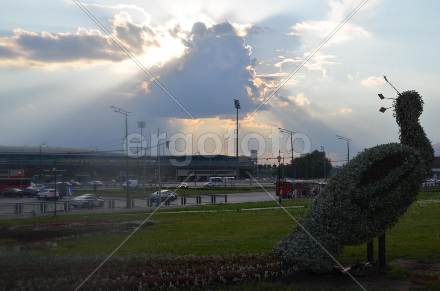 Голубые облака освещенные лучами солнца над городом 