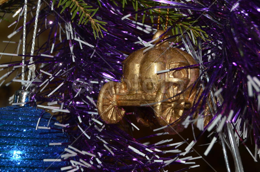 Елочная игрушка на елке 