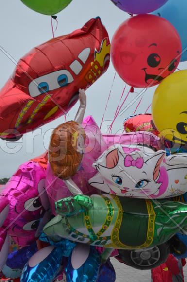 Связка воздушных шаров на фоне серого неба