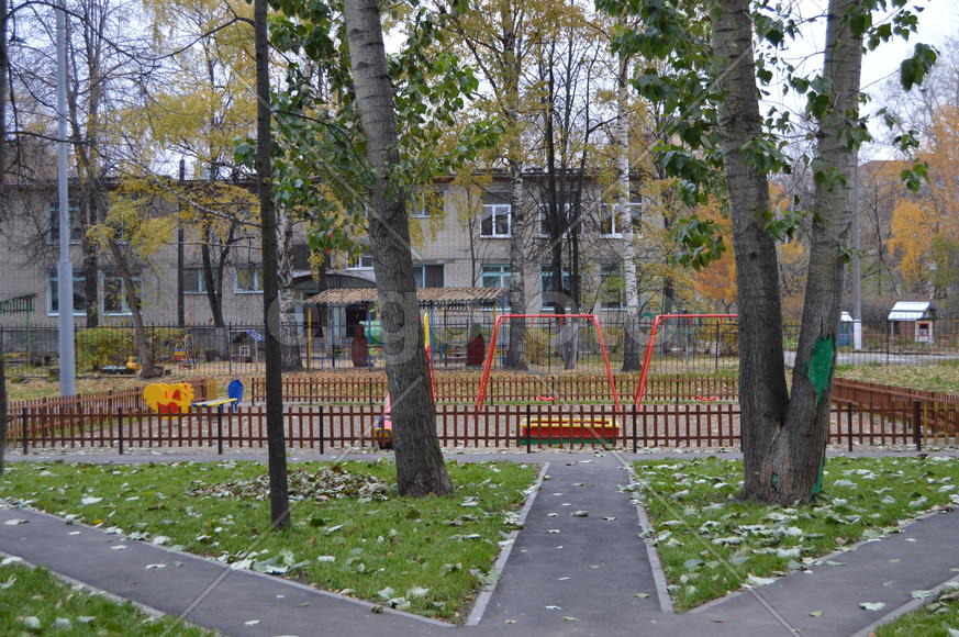 Опустевшие детские площадки осенью 
