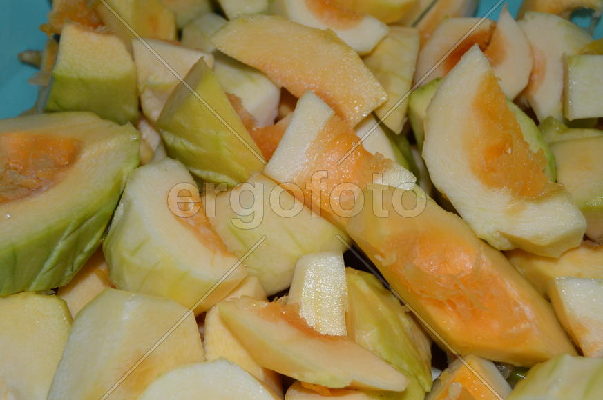 Резанные чищенные кабачки для приготовления варенья 