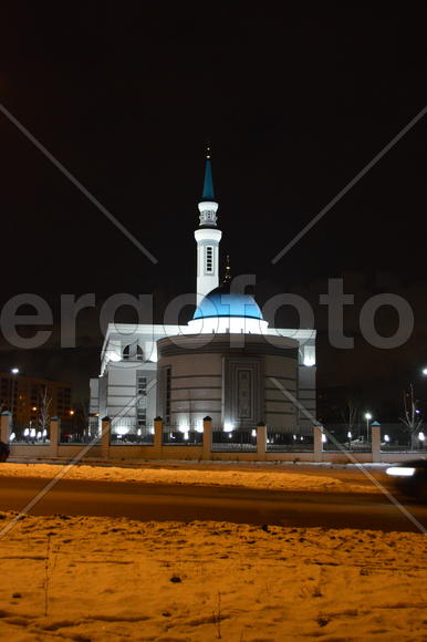 Казань. Мечеть "Ярдэм" освещений ночными огнями. 
