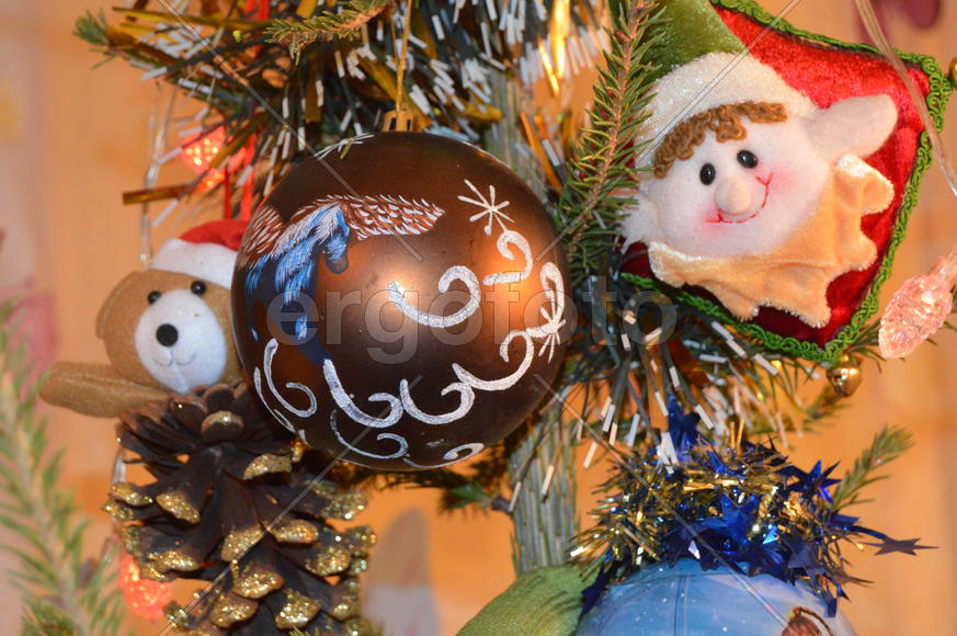 Елочная игрушка на  елке 