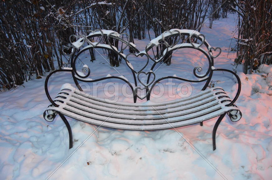Казань. Лавочка для влюбленных в зимнем парке 