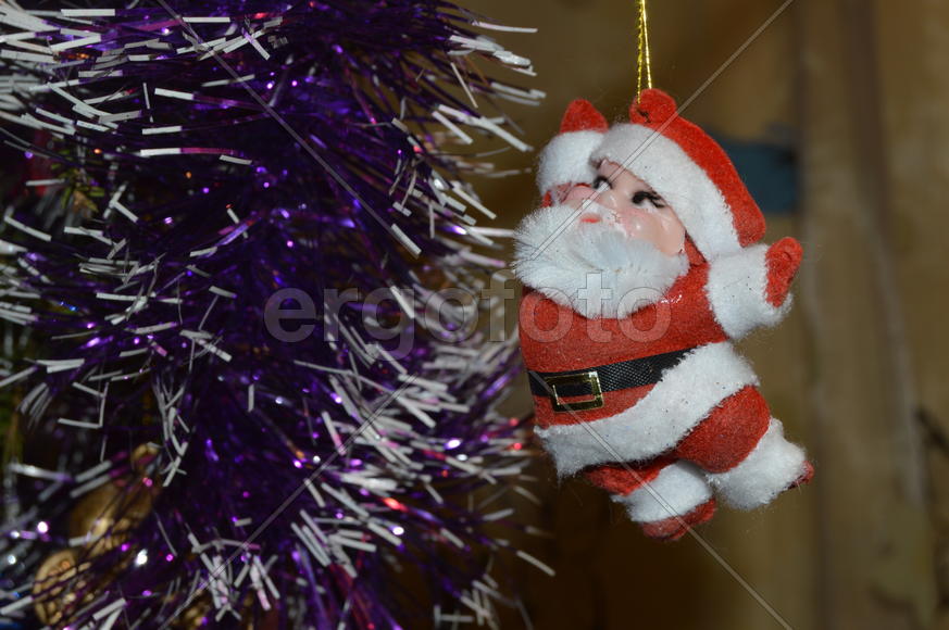 Елочная игрушка на елке 