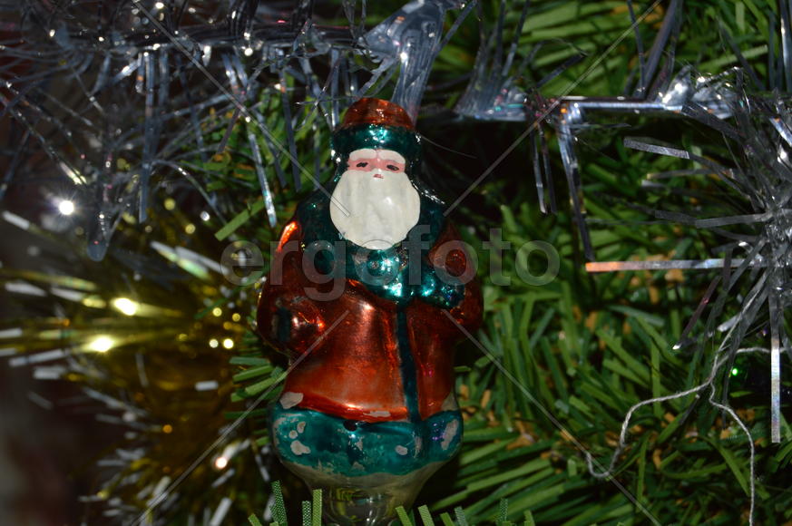 Старая советская игрушка на искусственной елке 