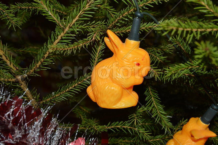 Елочная игрушка на елке 