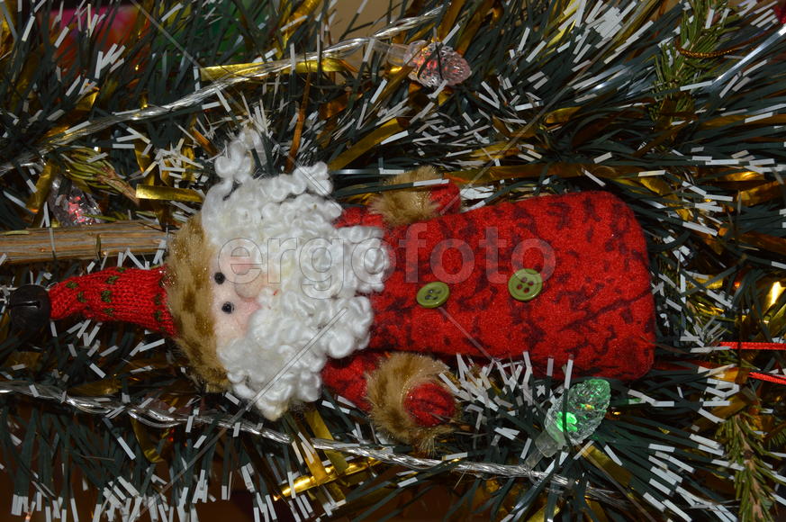 Елочная игрушка на елке 