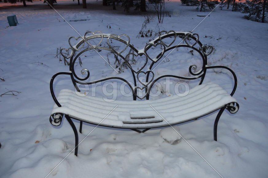 Казань. Лавочка для влюбленных в зимнем парке 