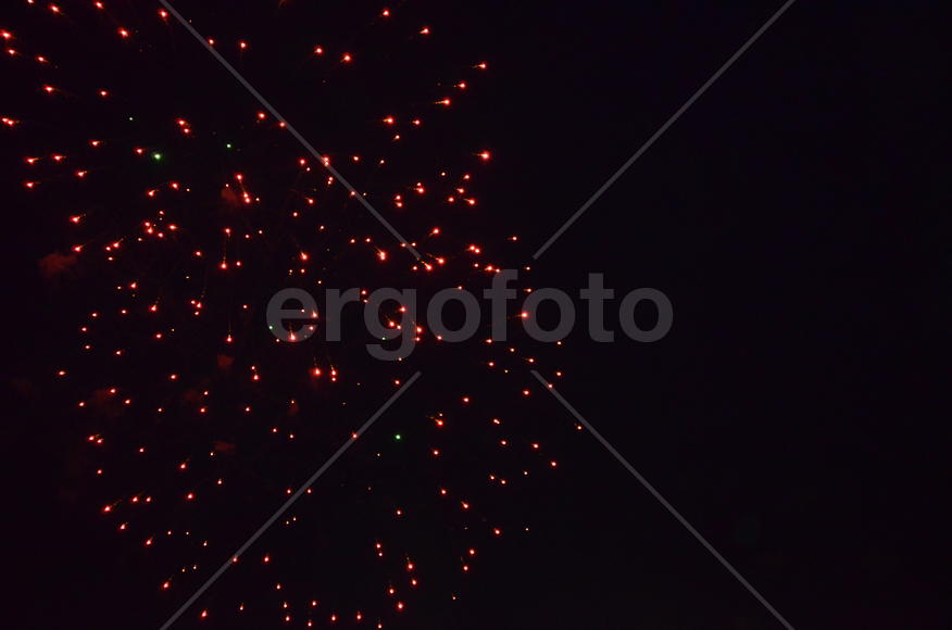 Красные звезды от салюта в небе