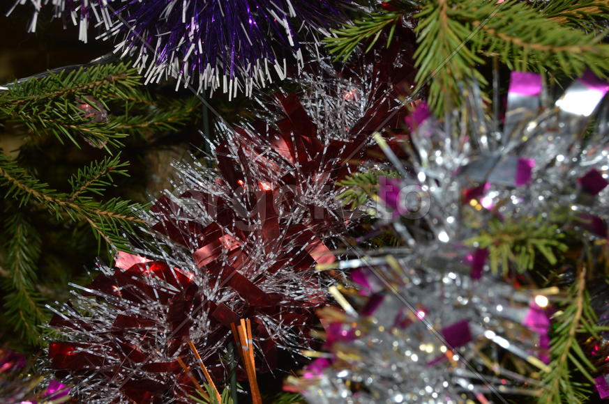 Елочная игрушка на елке 