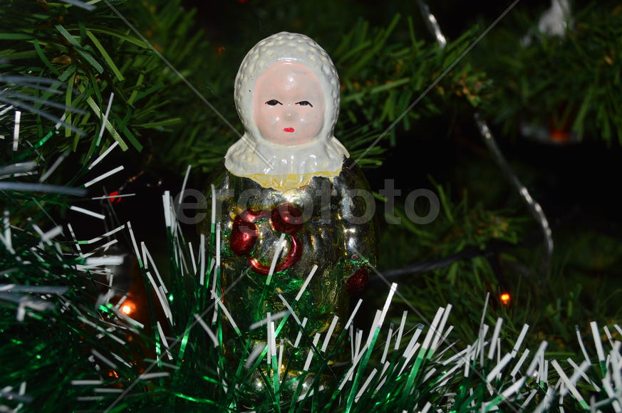 Старая советская игрушка на искусственной елке 