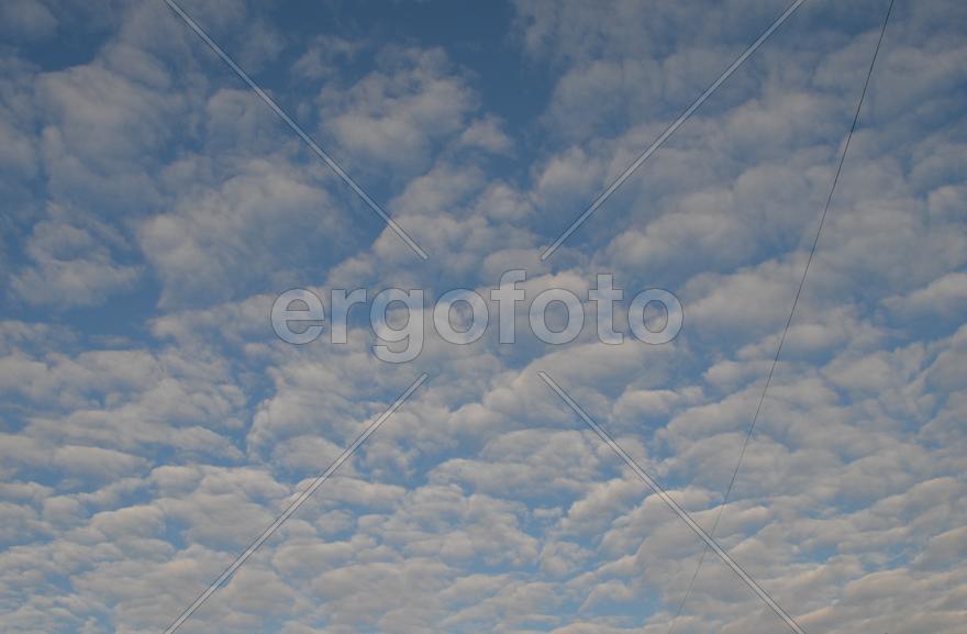 Голубое небо с кучевыми облаками 