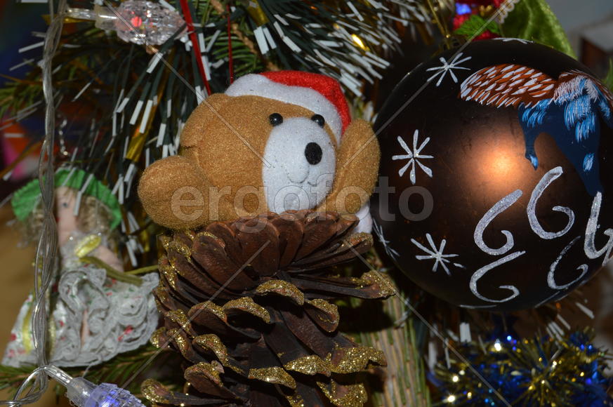 Елочная игрушка на елке 